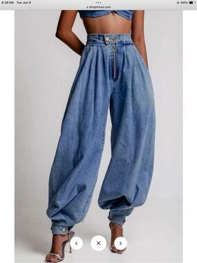 High-Rise balloon Pleated Jeans in Light Blue Denim